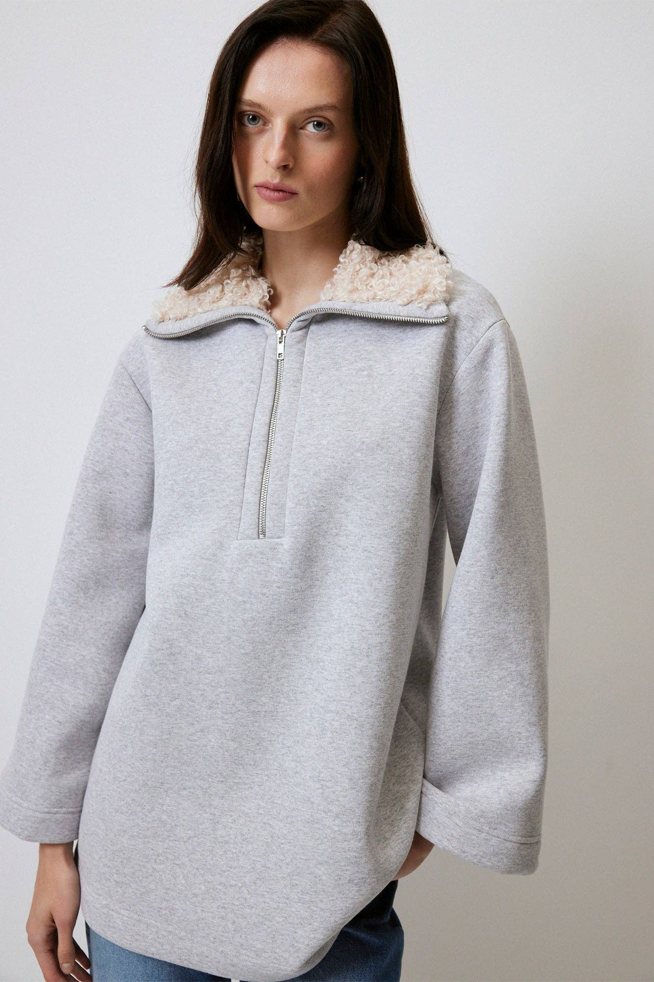 Felpa oversize con collo in ecopelliccia e mezza zip in cotone