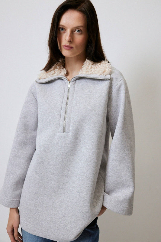 Felpa oversize con collo in ecopelliccia e mezza zip in cotone