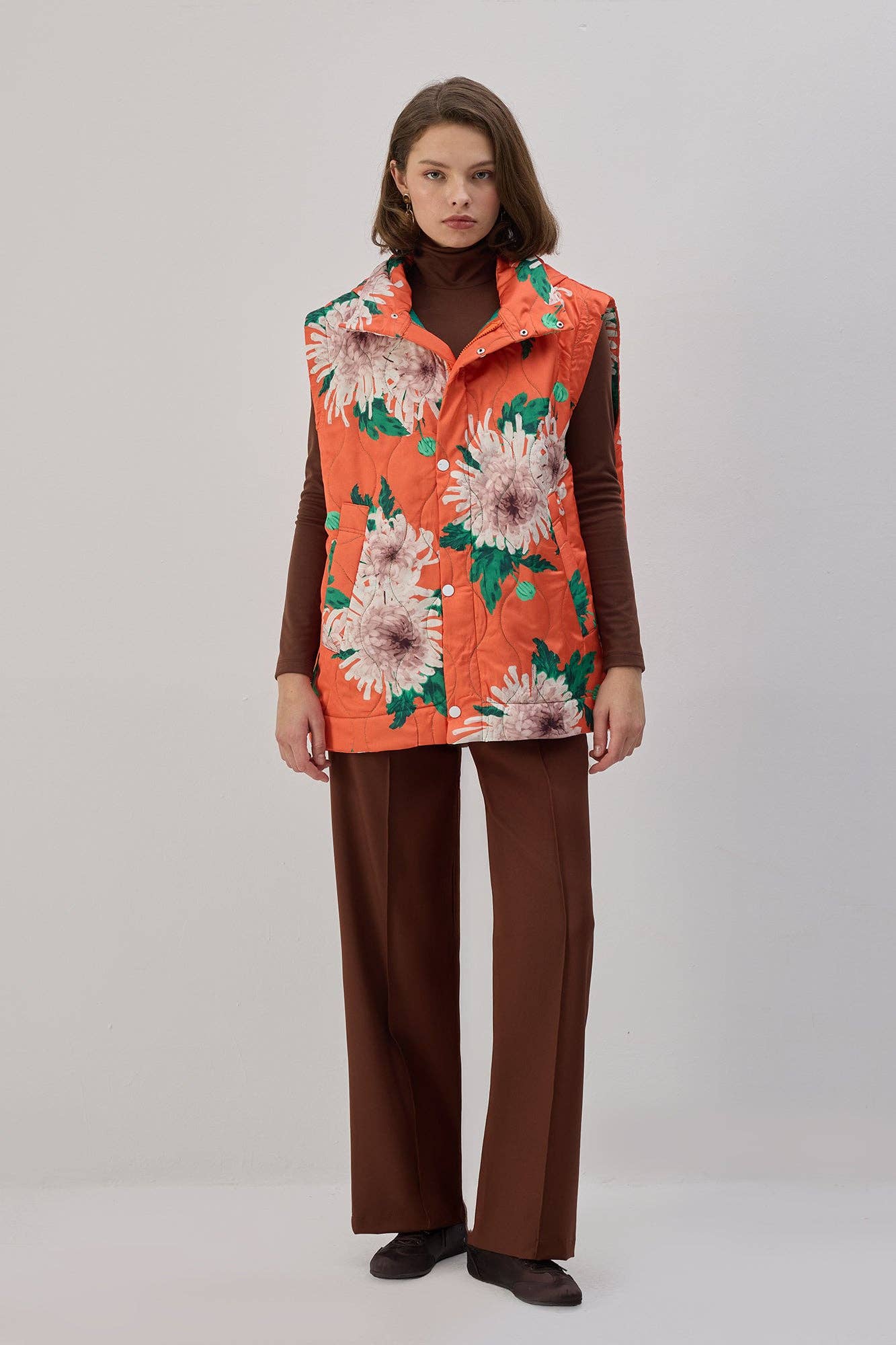 Gilet imbottito con cappuccio floreale arancione