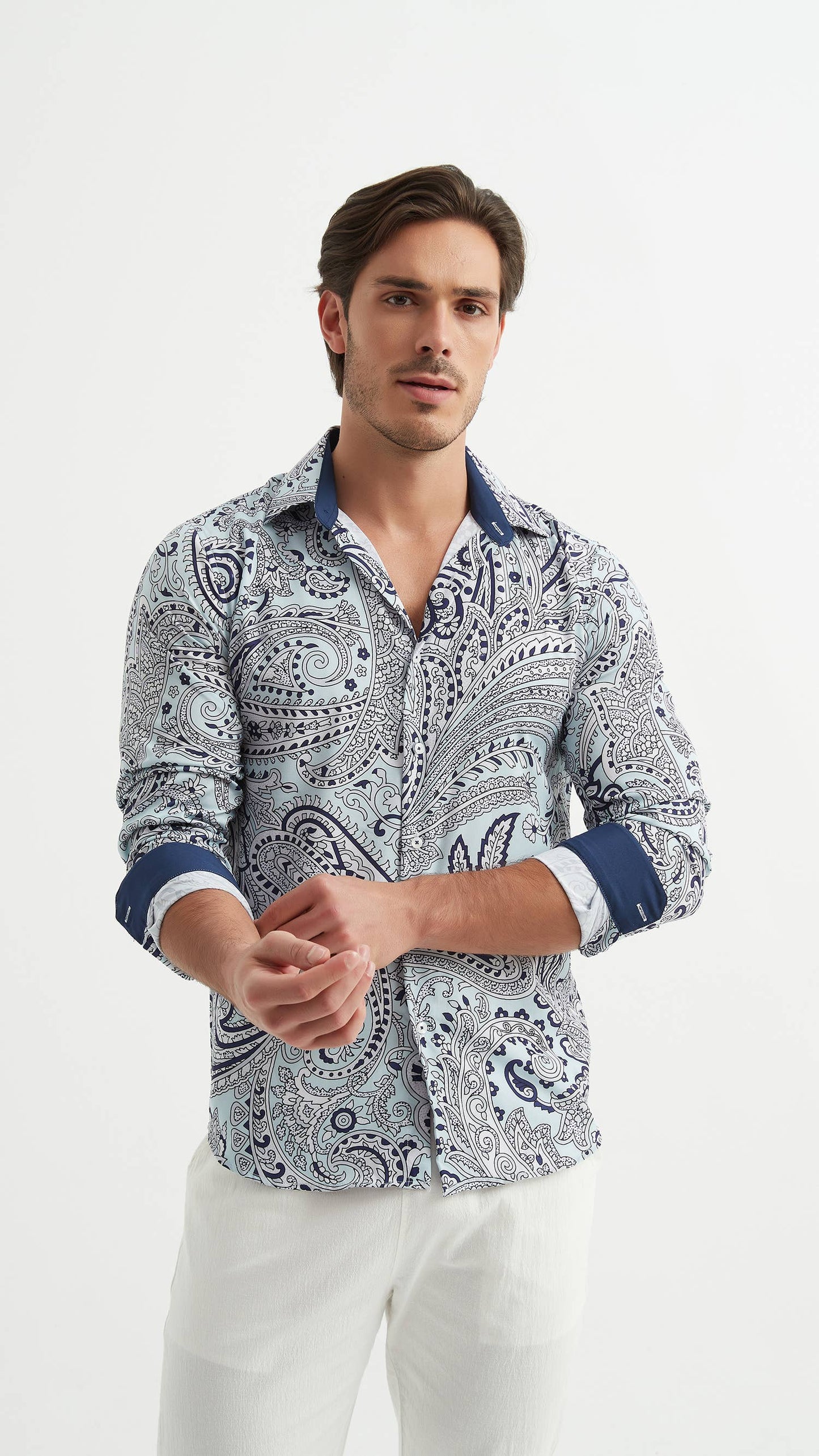 Camicia slim fit elasticizzata blu con stampa paisley