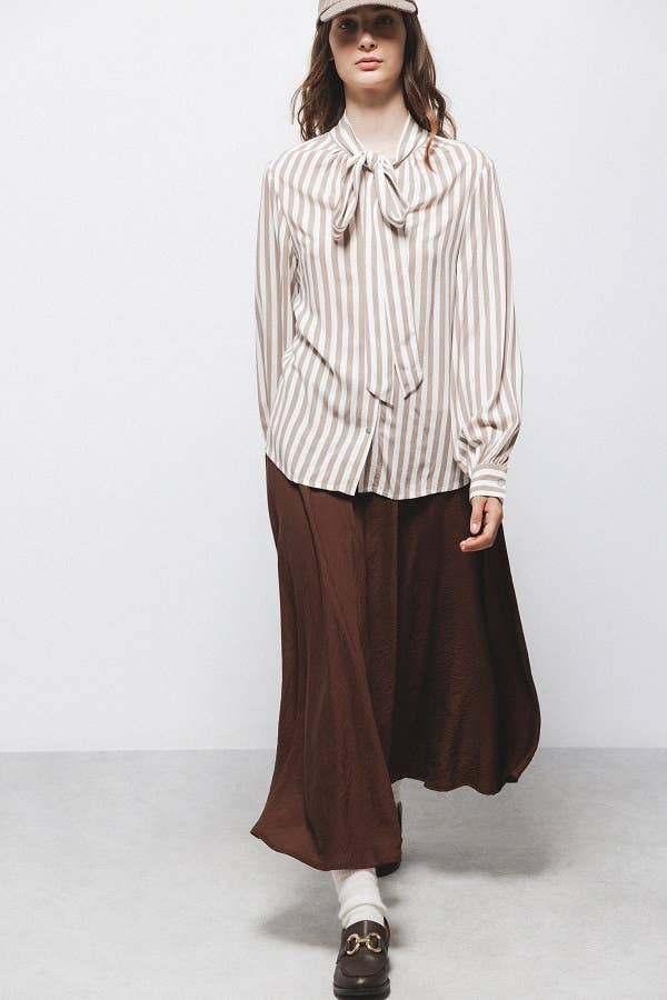 Camicia a righe con fiocco al collo