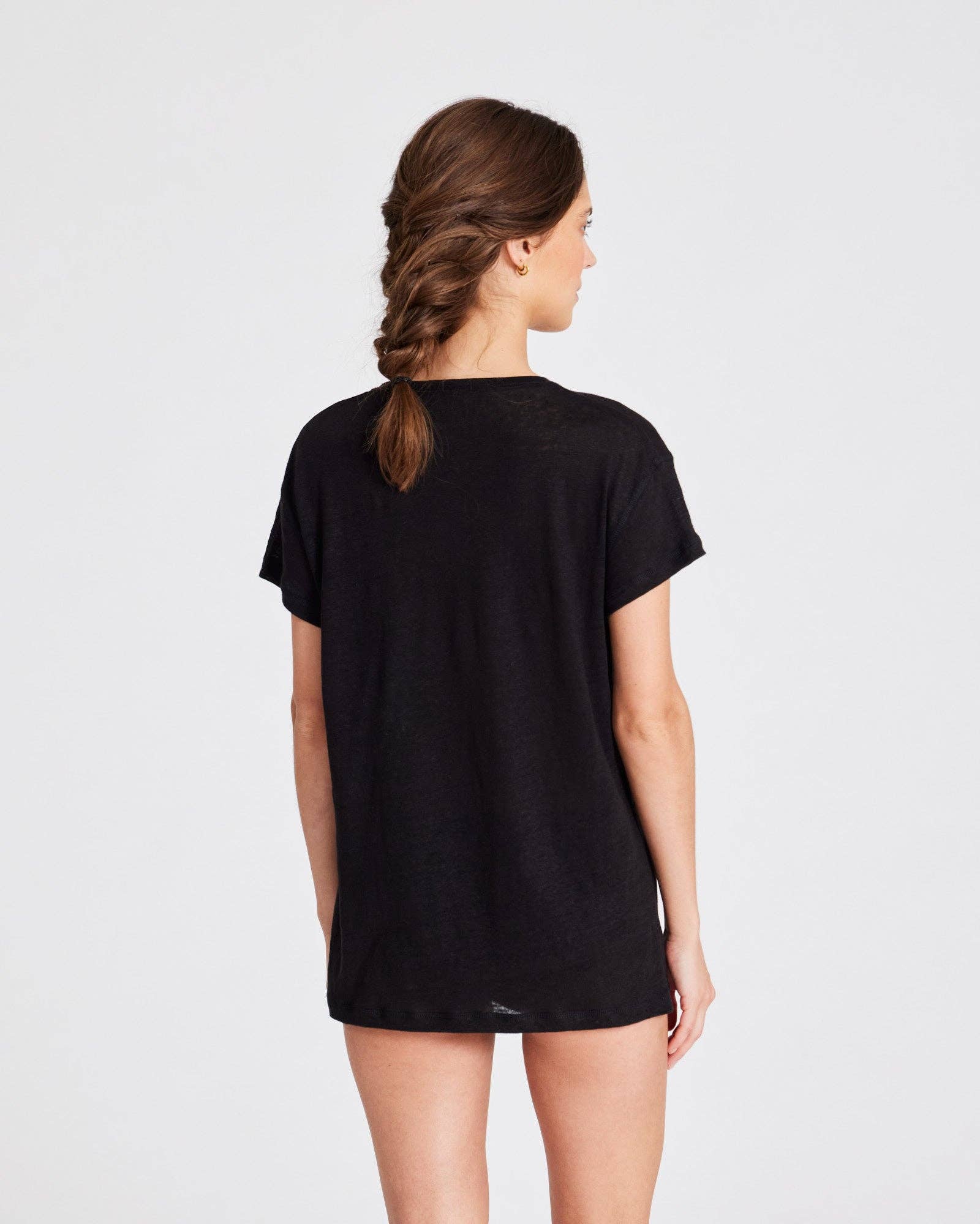 T-shirt in lino Simone nera con scollo a V