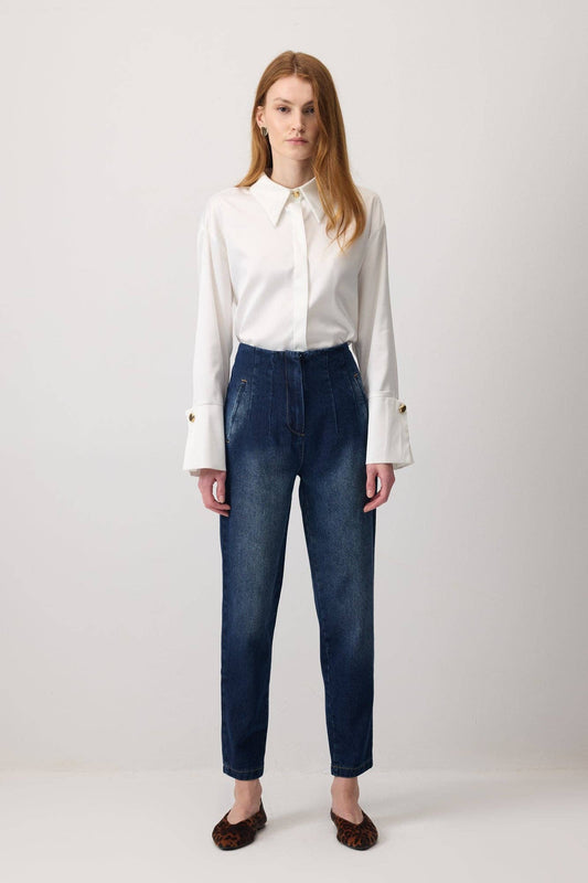 Pantaloni carrot in denim a vita alta