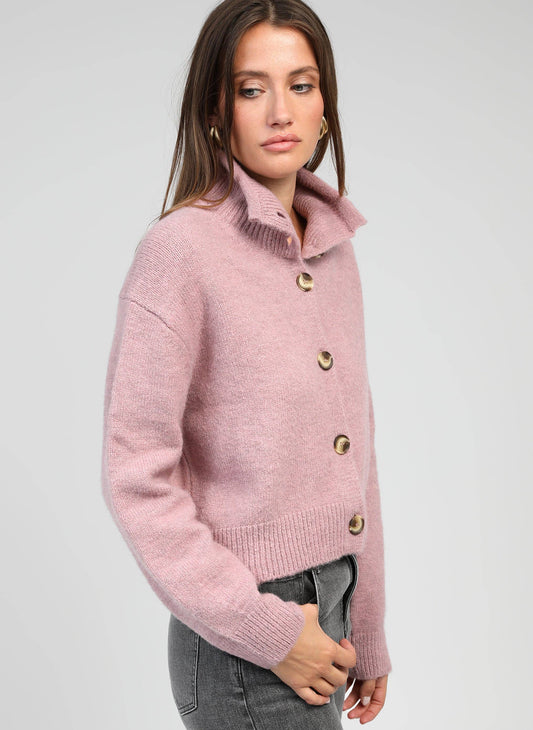 Cardigan in maglia rosa antico con collo alto e bottoni