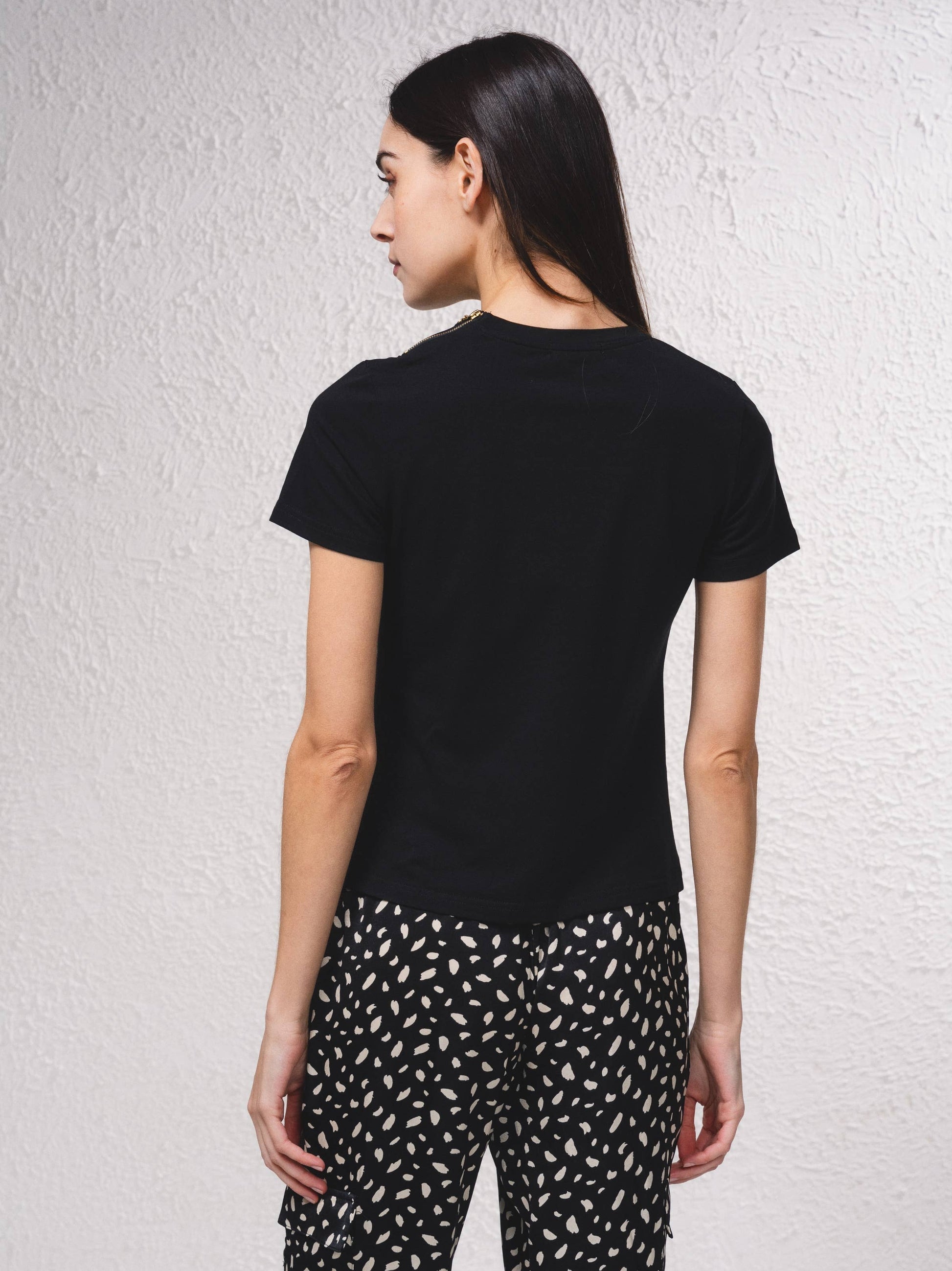 T-shirt basic aderente con catena dorata