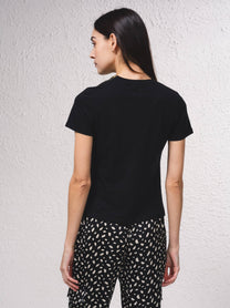 T-shirt basic aderente con catena dorata