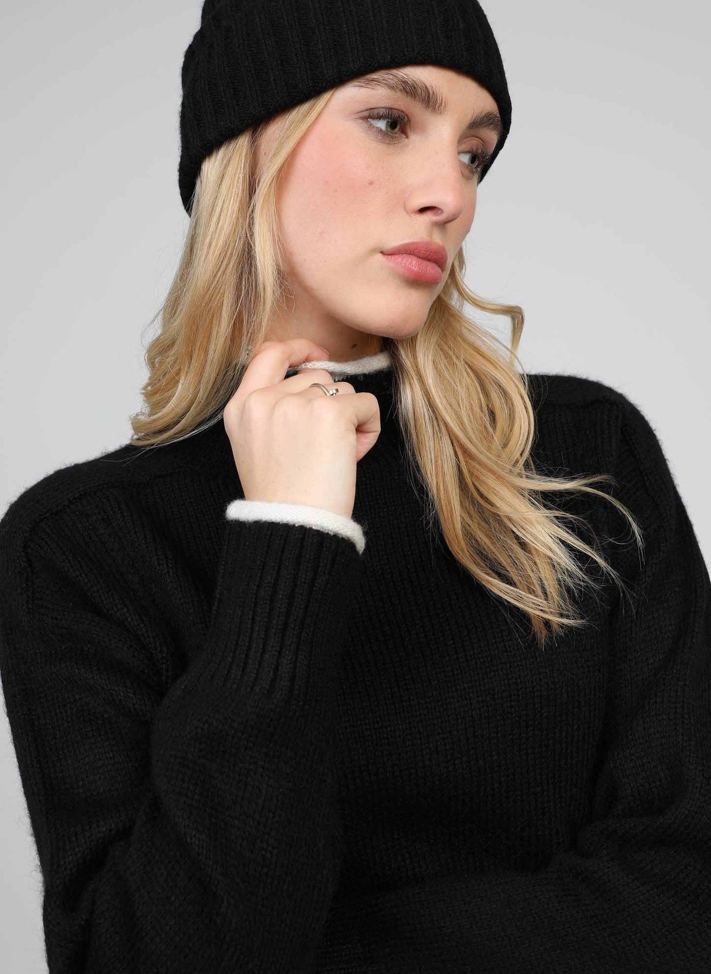 Maglione Nero Lazario a Collo Alto