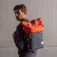 Zaino rolltop in poliestere riciclato arancione e grigio