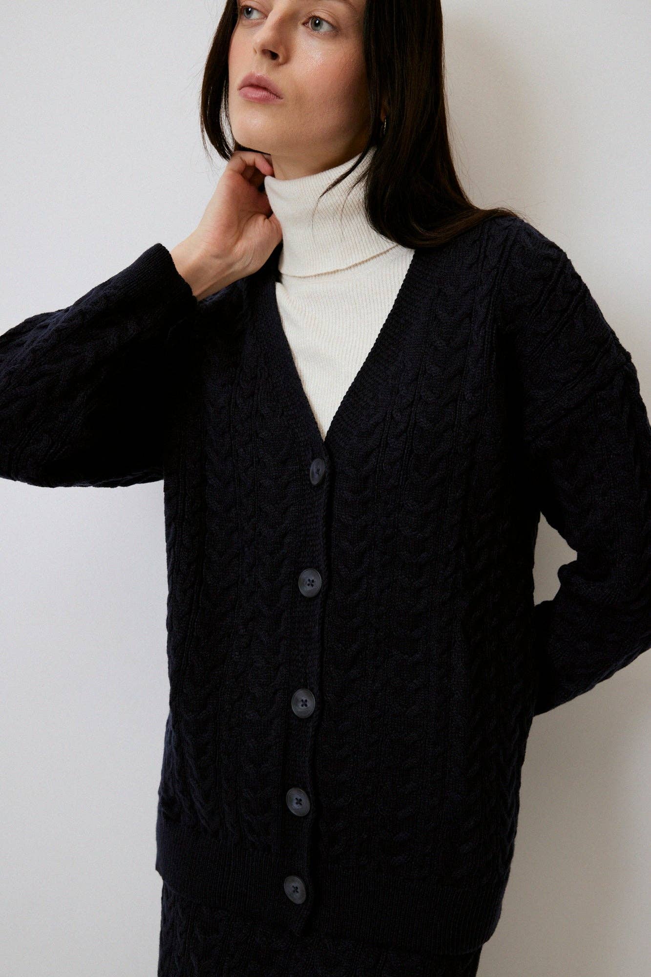 Completo in maglia con gonna midi e cardigan