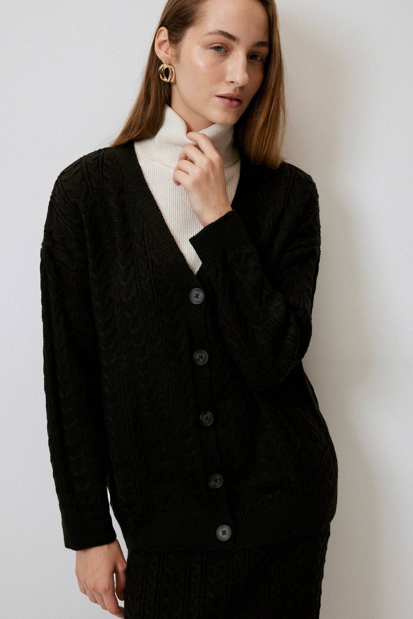 Set cardigan e gonna midi a trecce in maglia nera