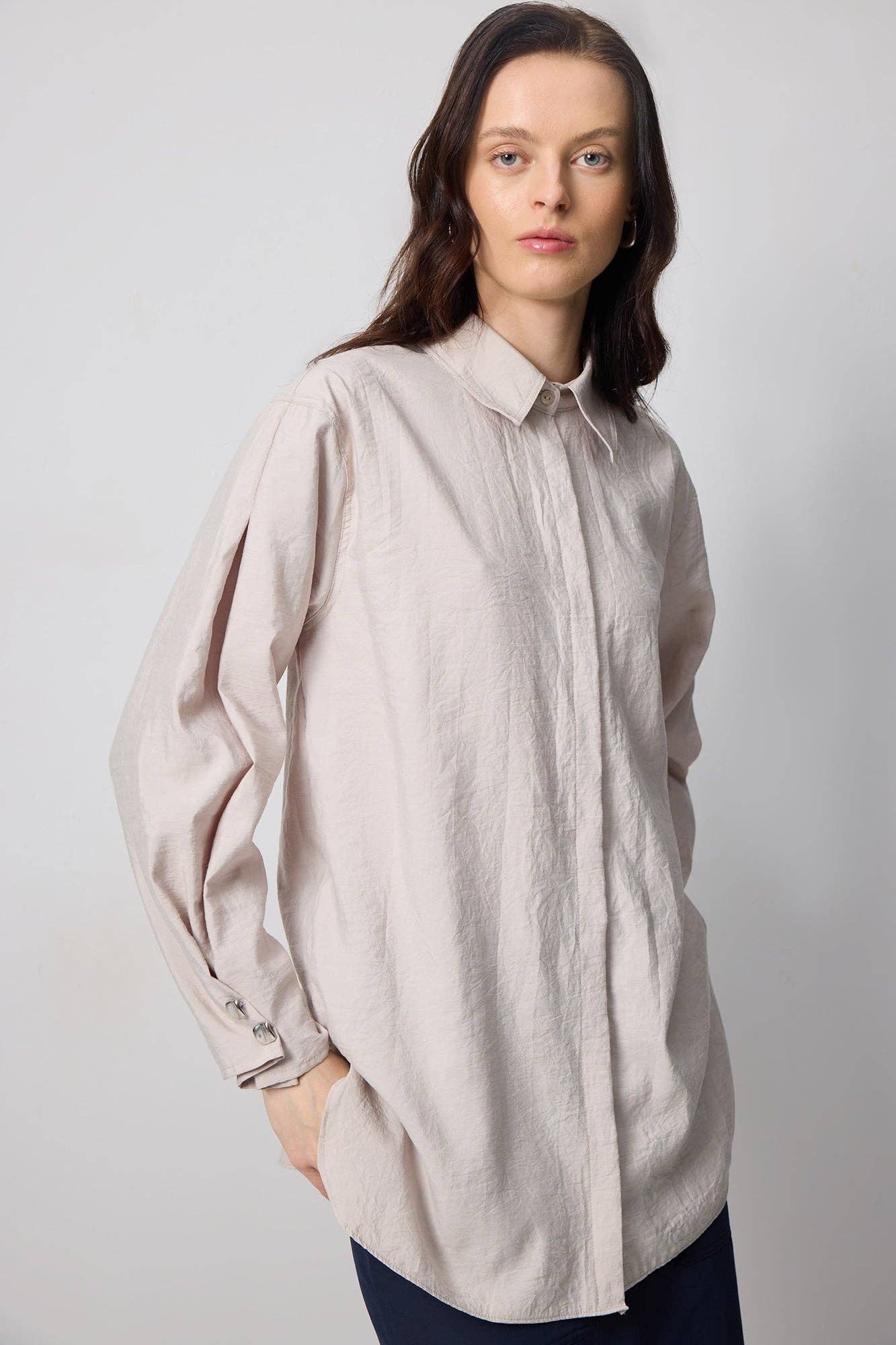 Camicia in cupro con bottoni e dettagli