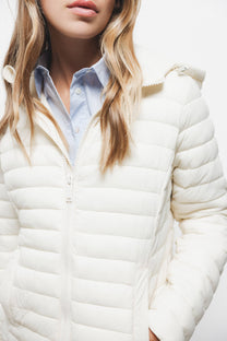 Piumino leggero con cappuccio e zip