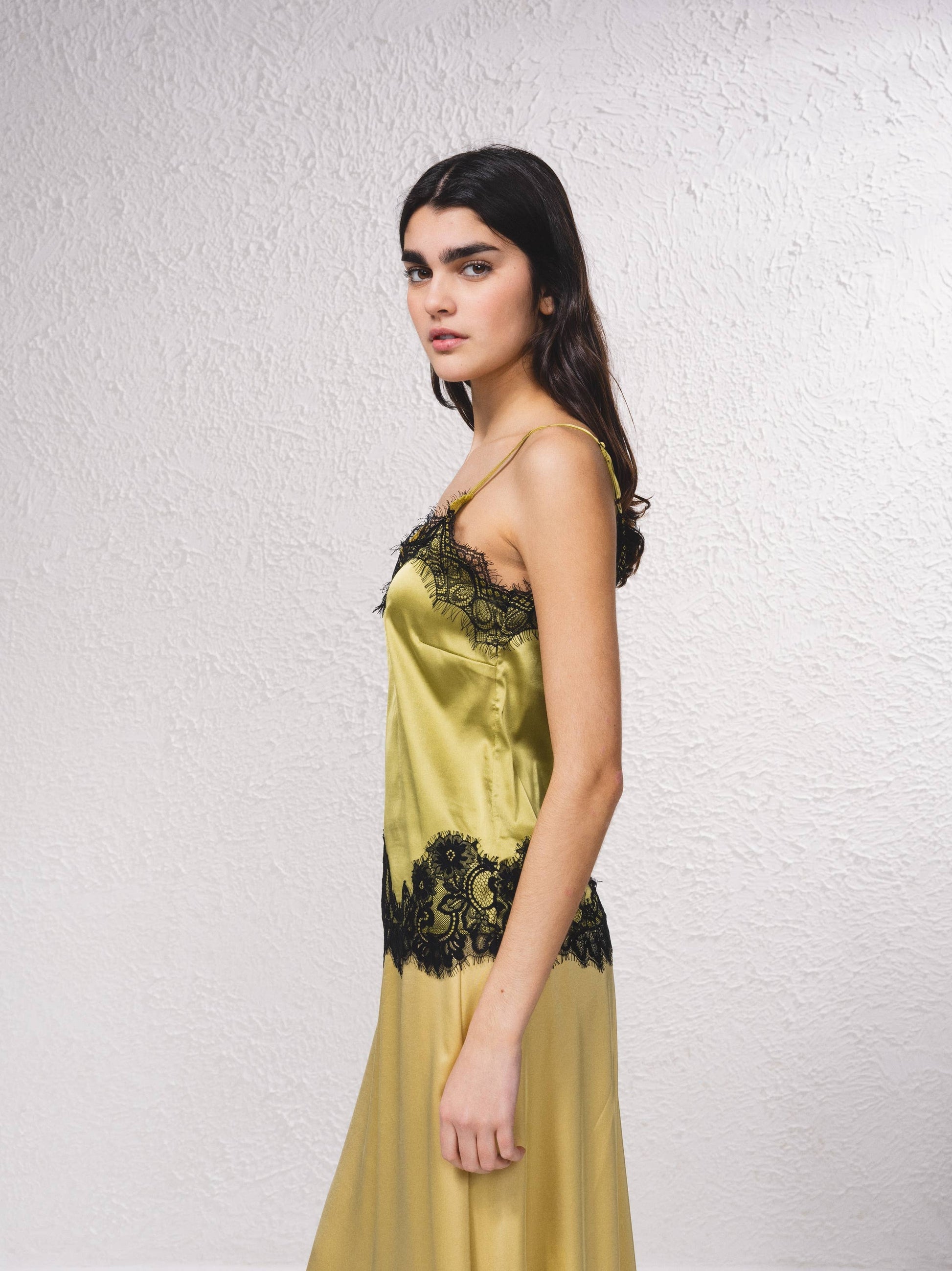 Top fluido con pizzo e scollo a V