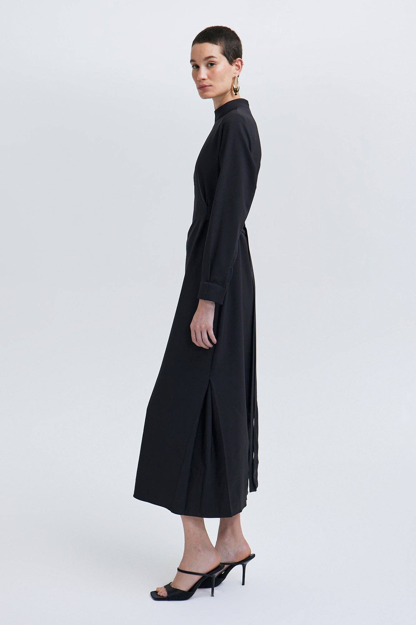 Abito maxi in crêpe nero con cintura e collo alto