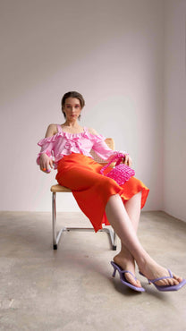 Blusa corta off-shoulder con volant e bottoni