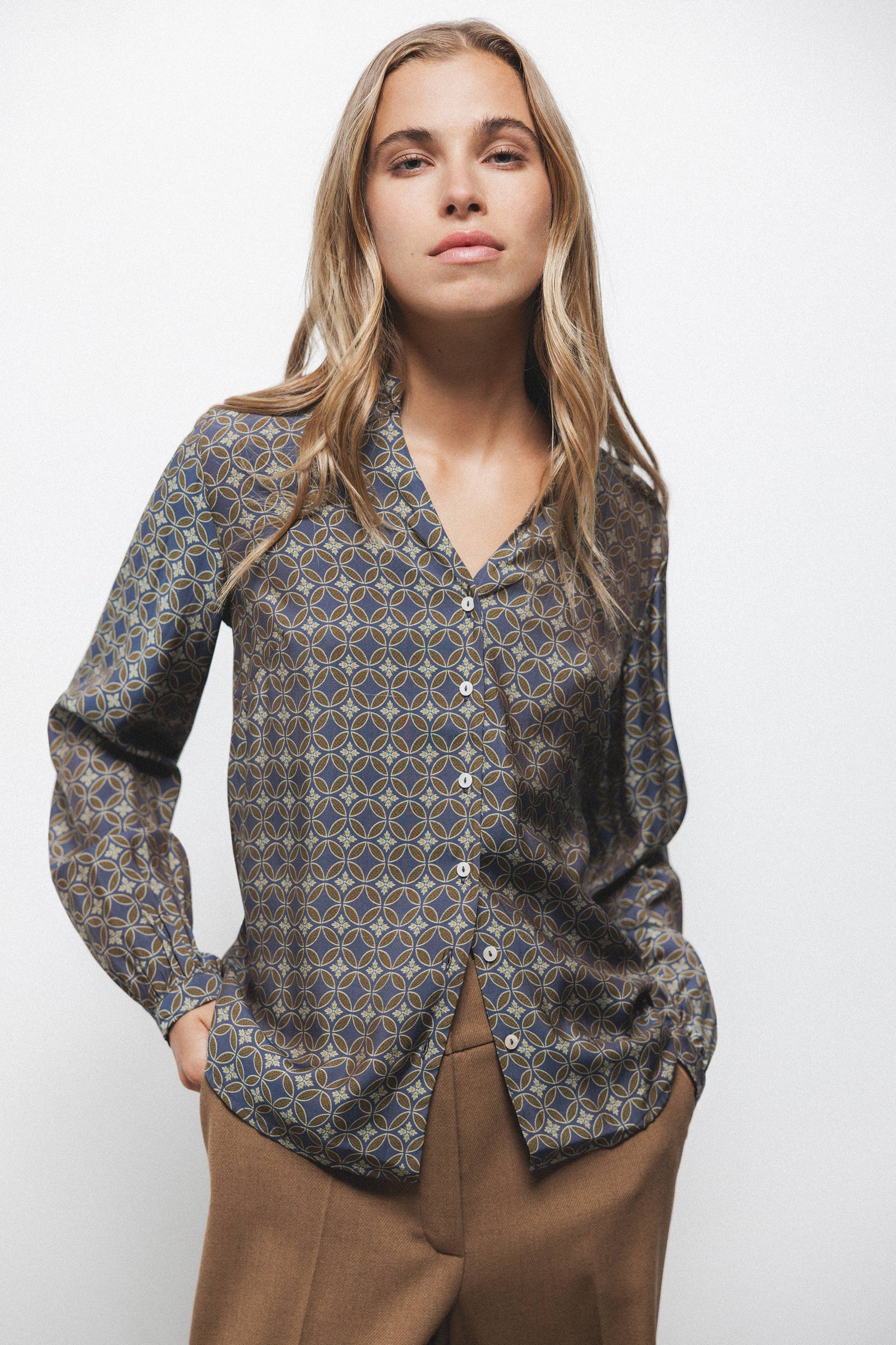 Blusa con motivo geometrico e scollo a V