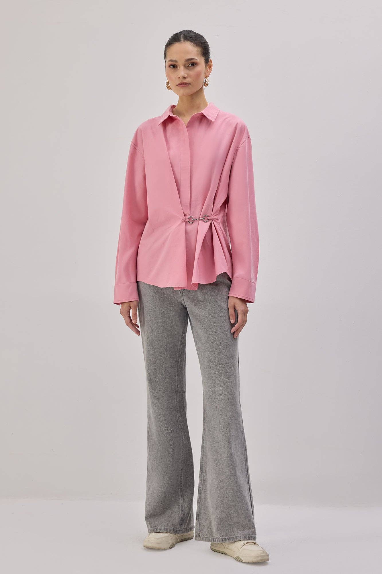 Camicia in popeline con accessori in metallo