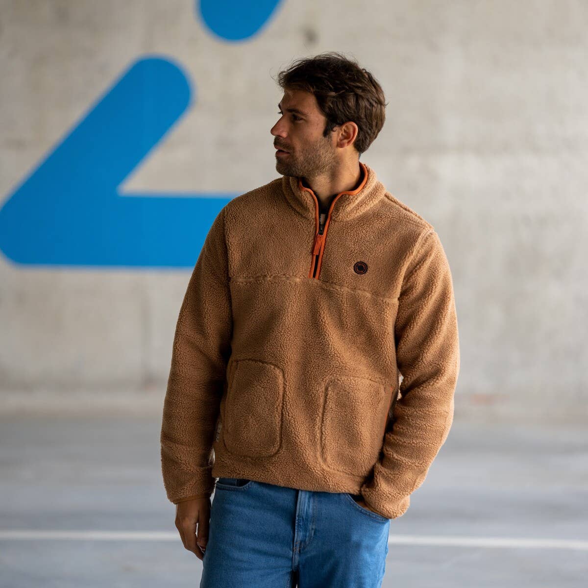 Felpa sherpa con collo zip color cammello
