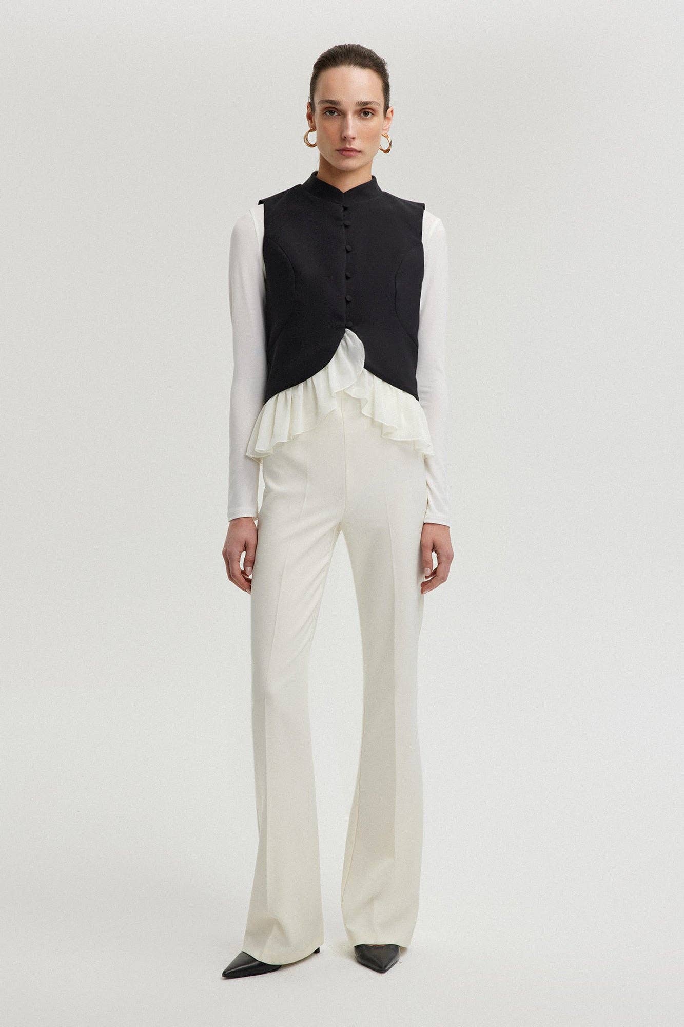 Gilet nero in crêpe con volant in chiffon