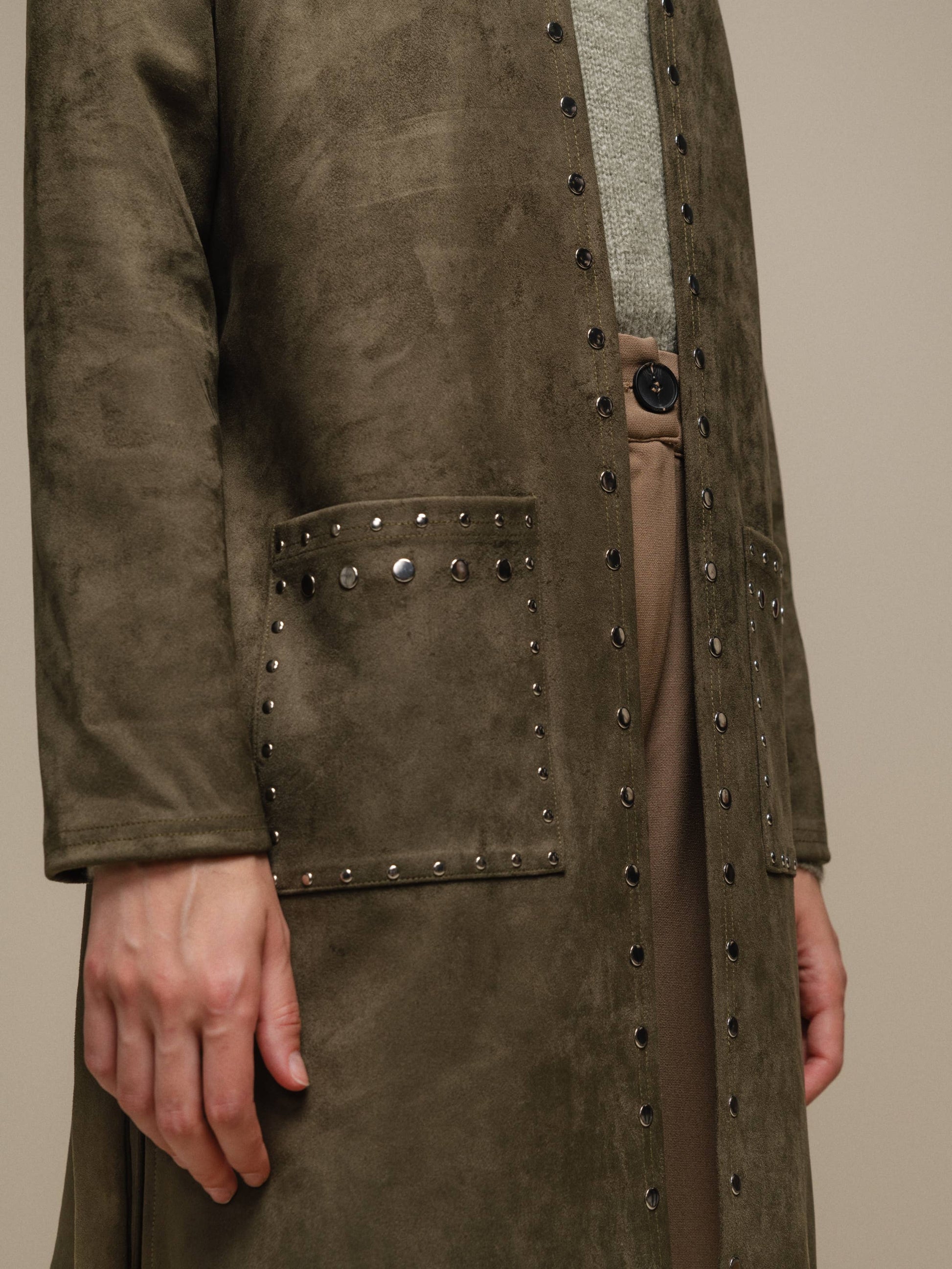 Cappotto donna effetto suede con borchie