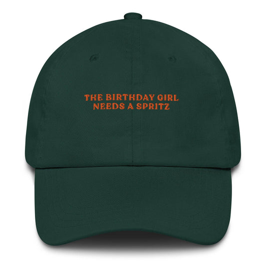Cappellino dad hat ricamato “The Birthday Girl Needs a Spritz”