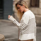 Maglione a righe con bottoni decorativi