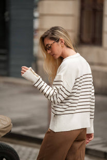 Maglione a righe con bottoni decorativi