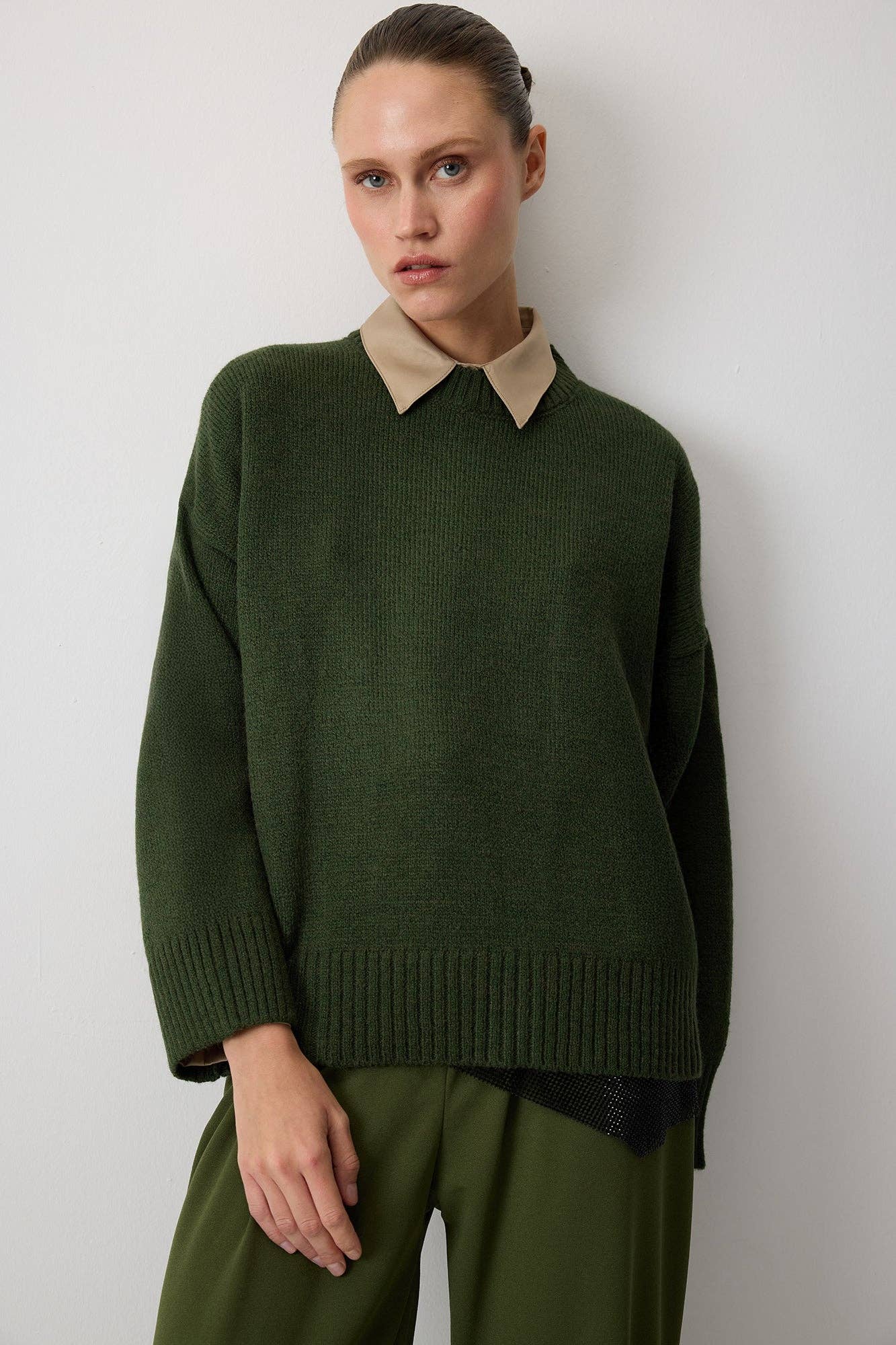 Maglione basic in maglia verde con colletto a contrasto