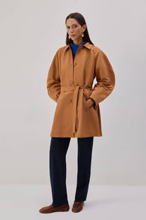 Trench corto con cintura