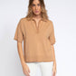 Polo in maglia leggera con scollo a V e profili a contrasto