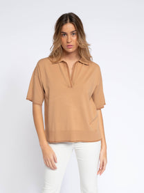 Polo in maglia leggera con scollo a V e profili a contrasto