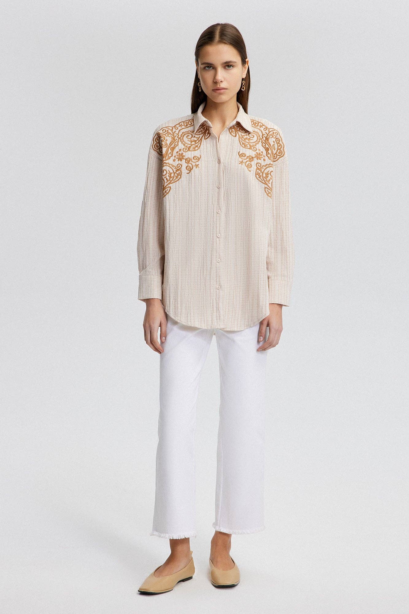 Camicia ricamata in tessuto naturale beige