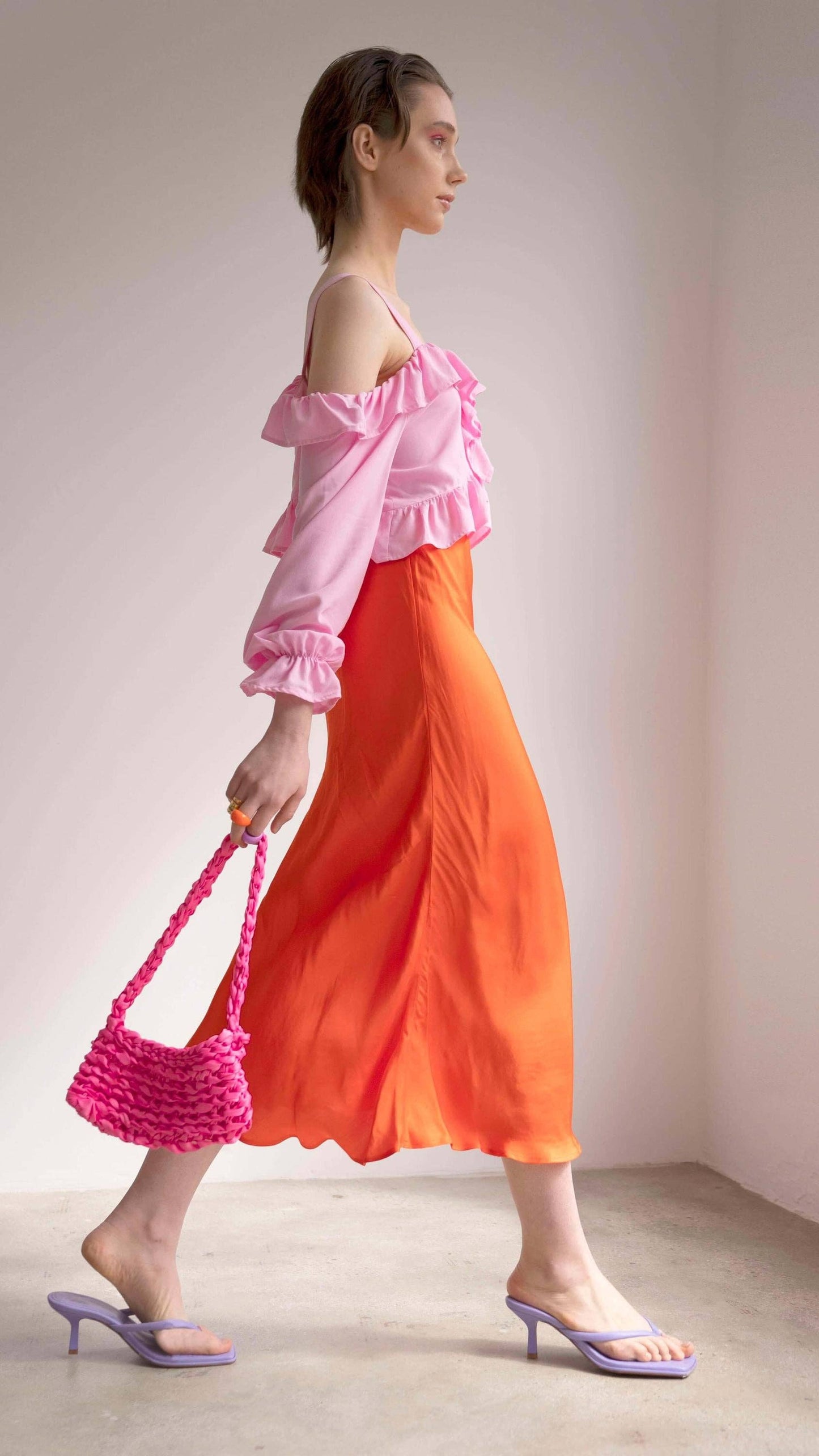 Blusa corta off-shoulder con volant e bottoni