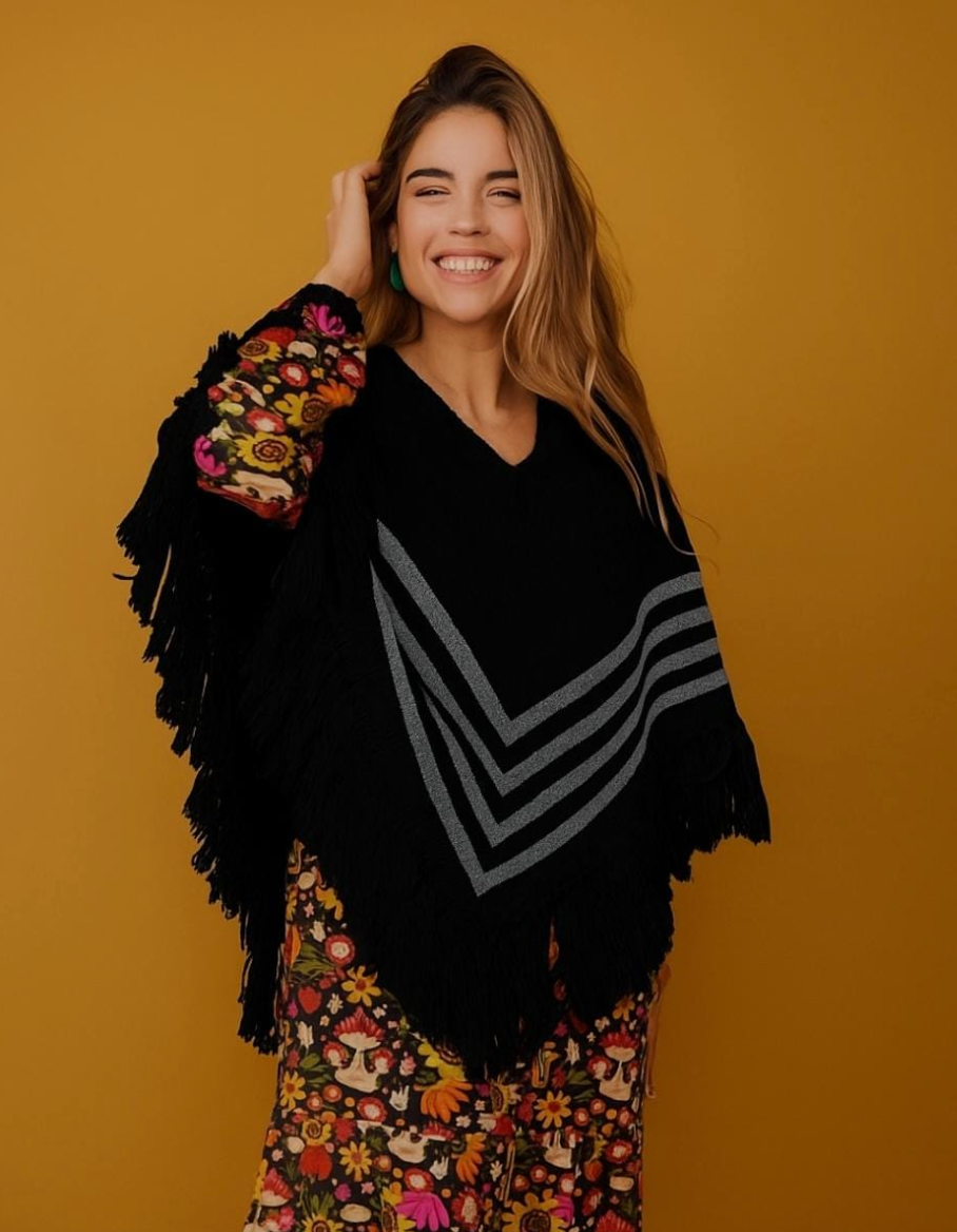 Poncho nero con scollo a V e frange