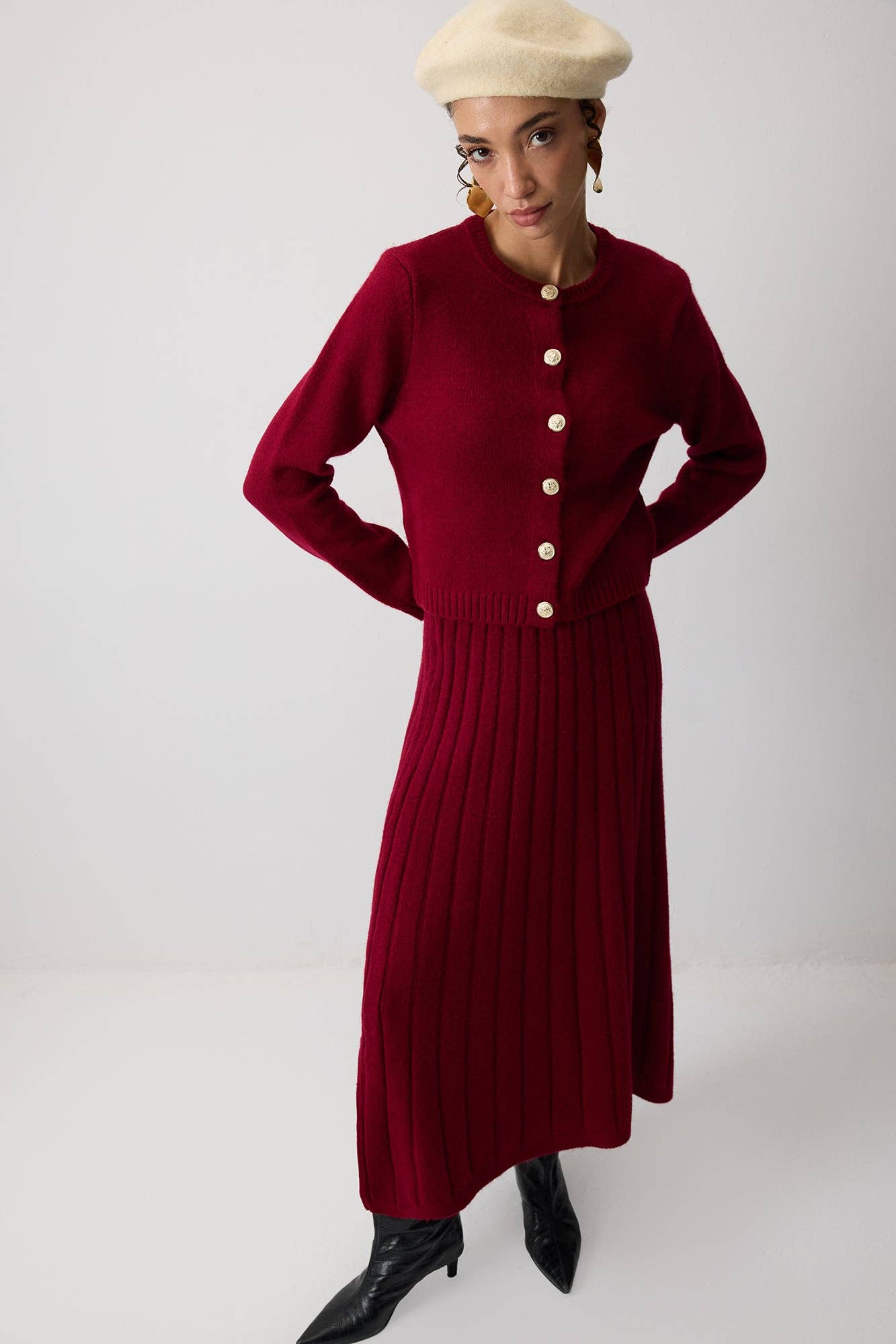 Completo in maglia con cardigan e gonna plissé