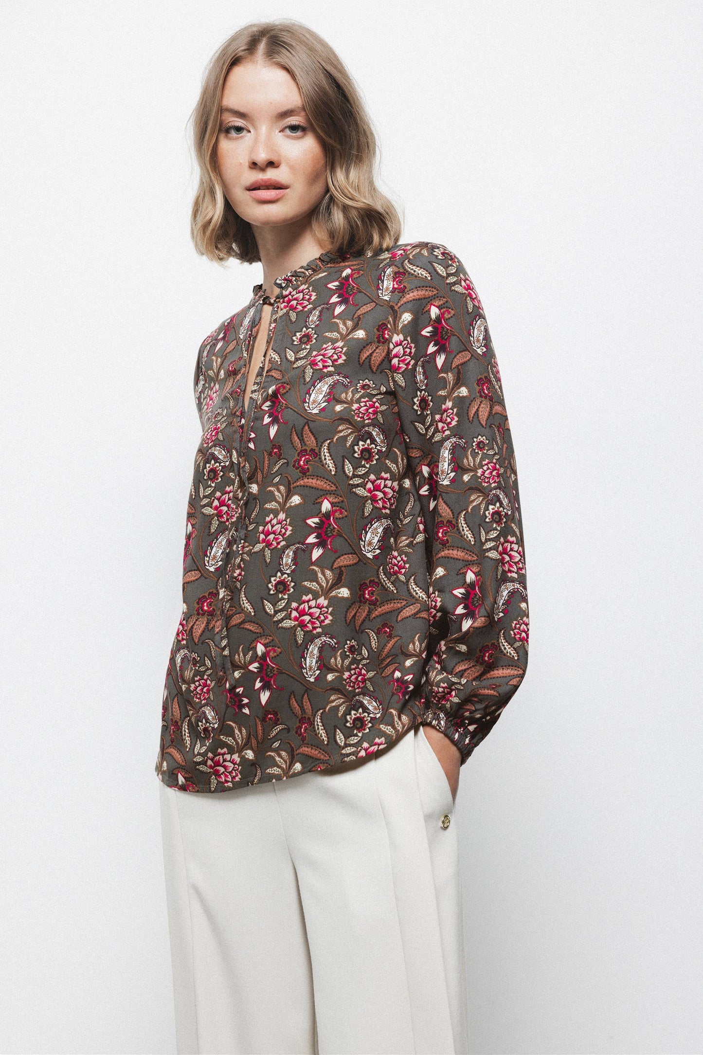 Blusa floreale con laccio al collo