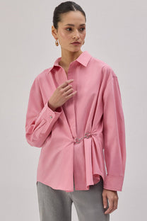 Camicia in popeline con accessori in metallo