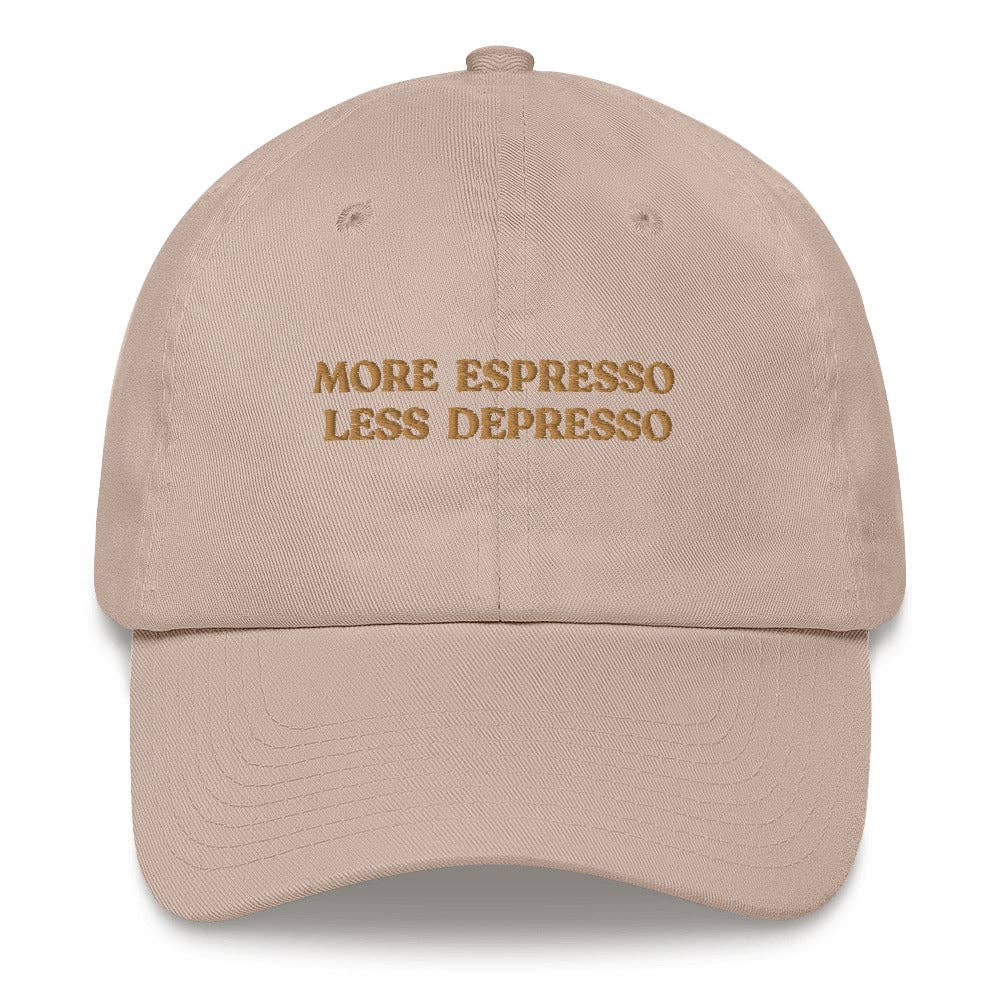 Cappellino Dad Hat in cotone con ricamo “More Espresso Less Depresso”