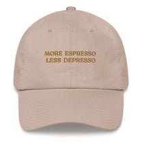 Cappellino Dad Hat in cotone con ricamo “More Espresso Less Depresso”