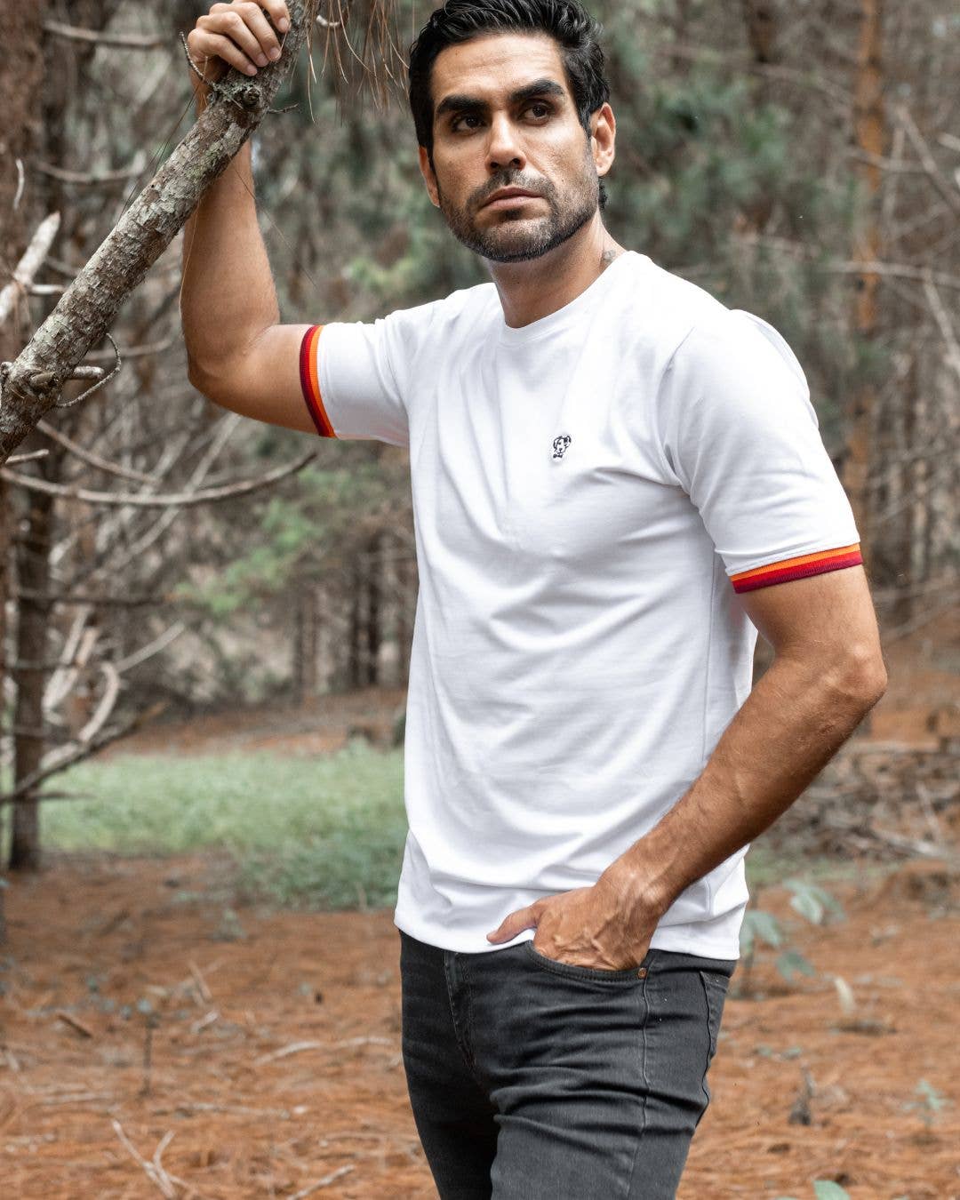 T-shirt uomo antimacchia bianca con bordi arancioni