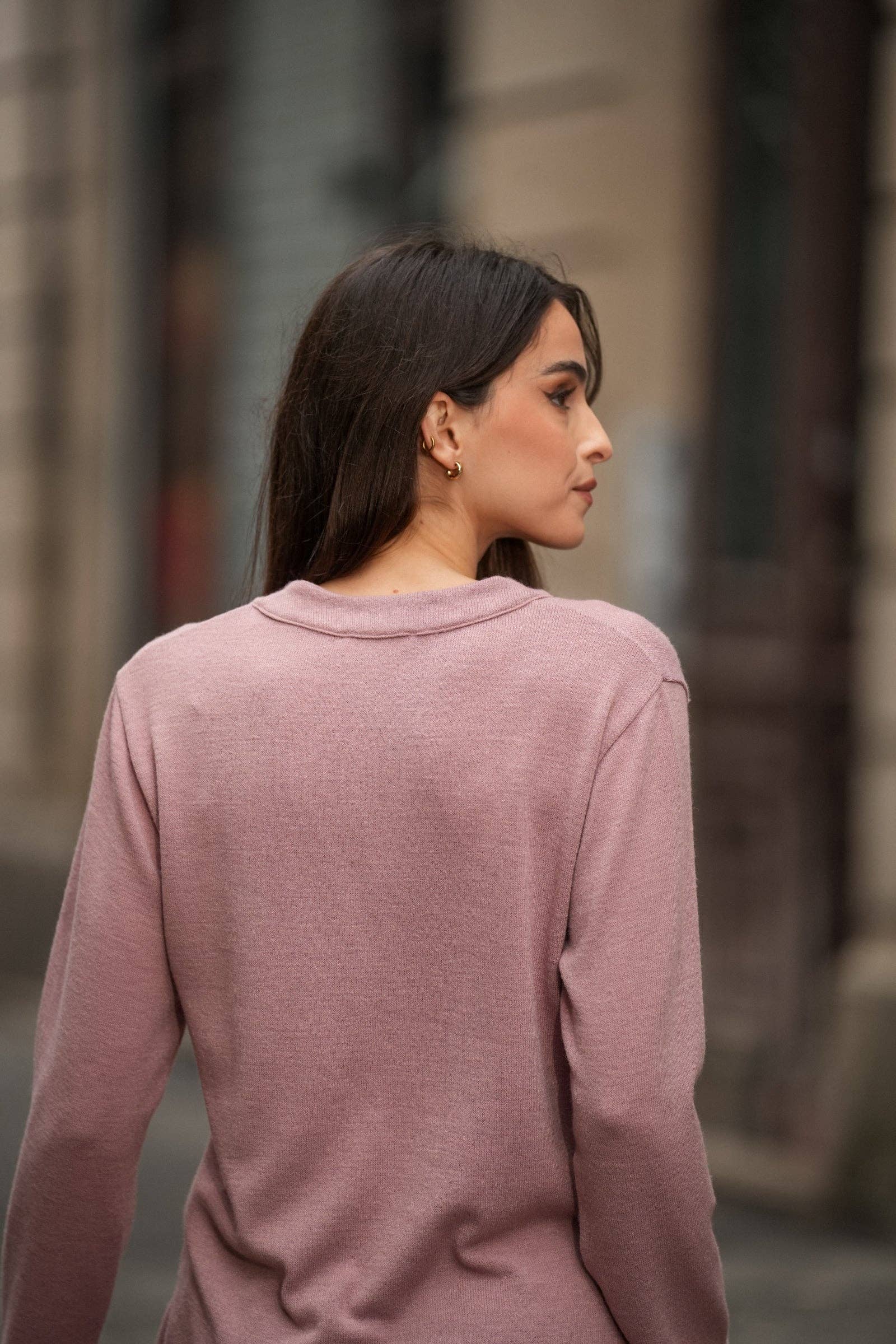 Maglia rosa con scollo a V
