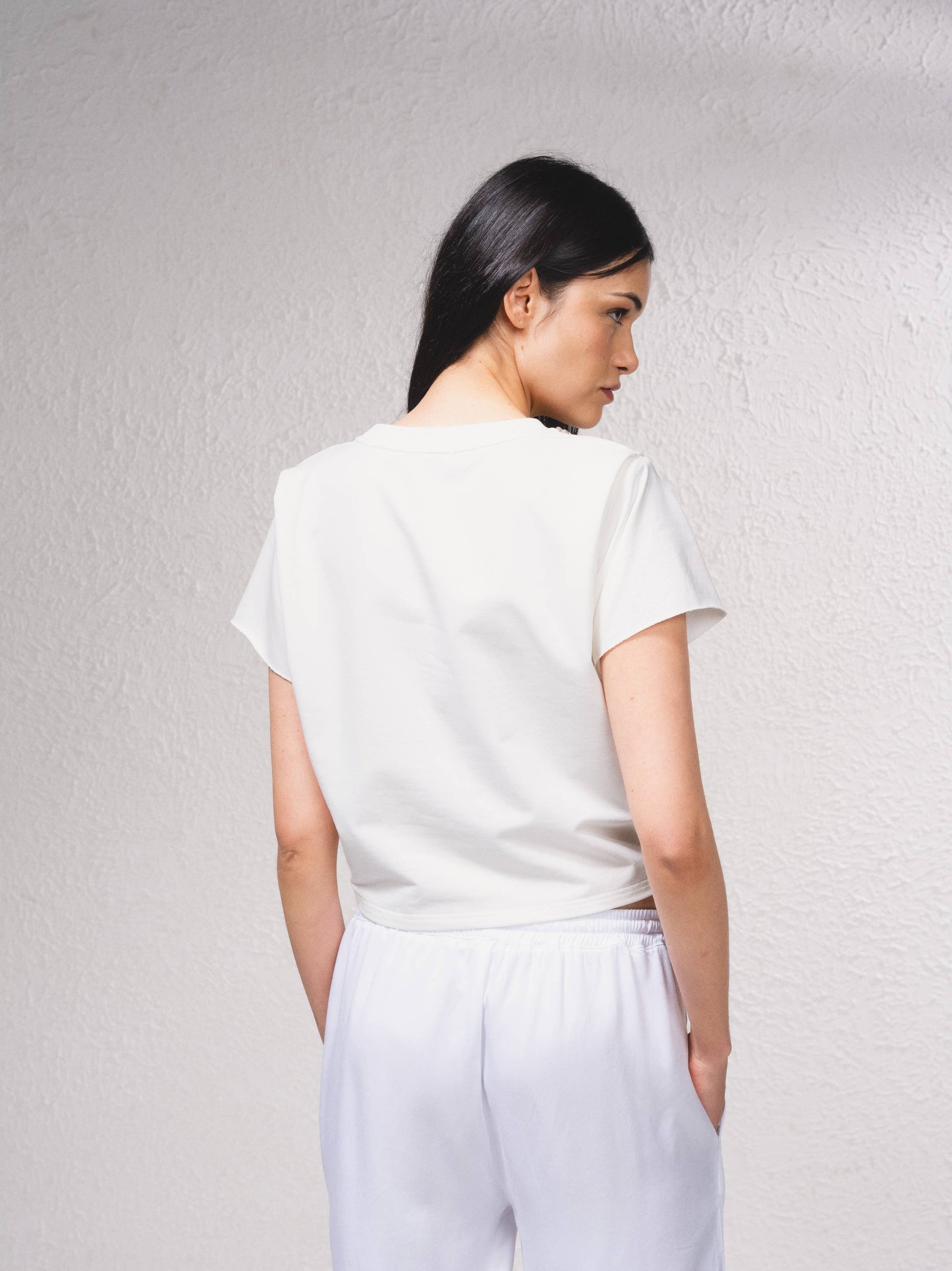 T-shirt crop con fiocco e applicazioni gioiello