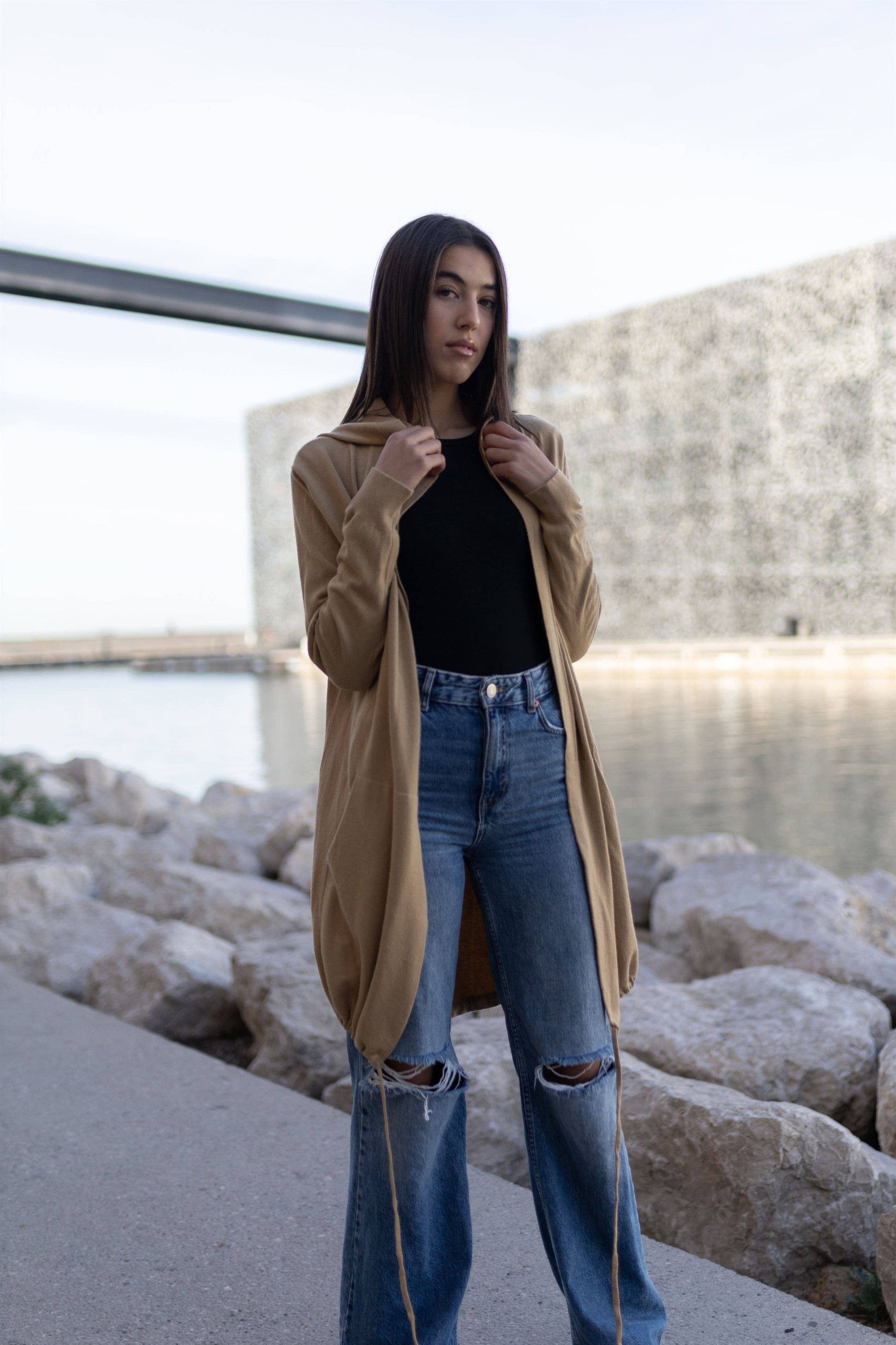 Gilet lungo con cappuccio in maglia morbida