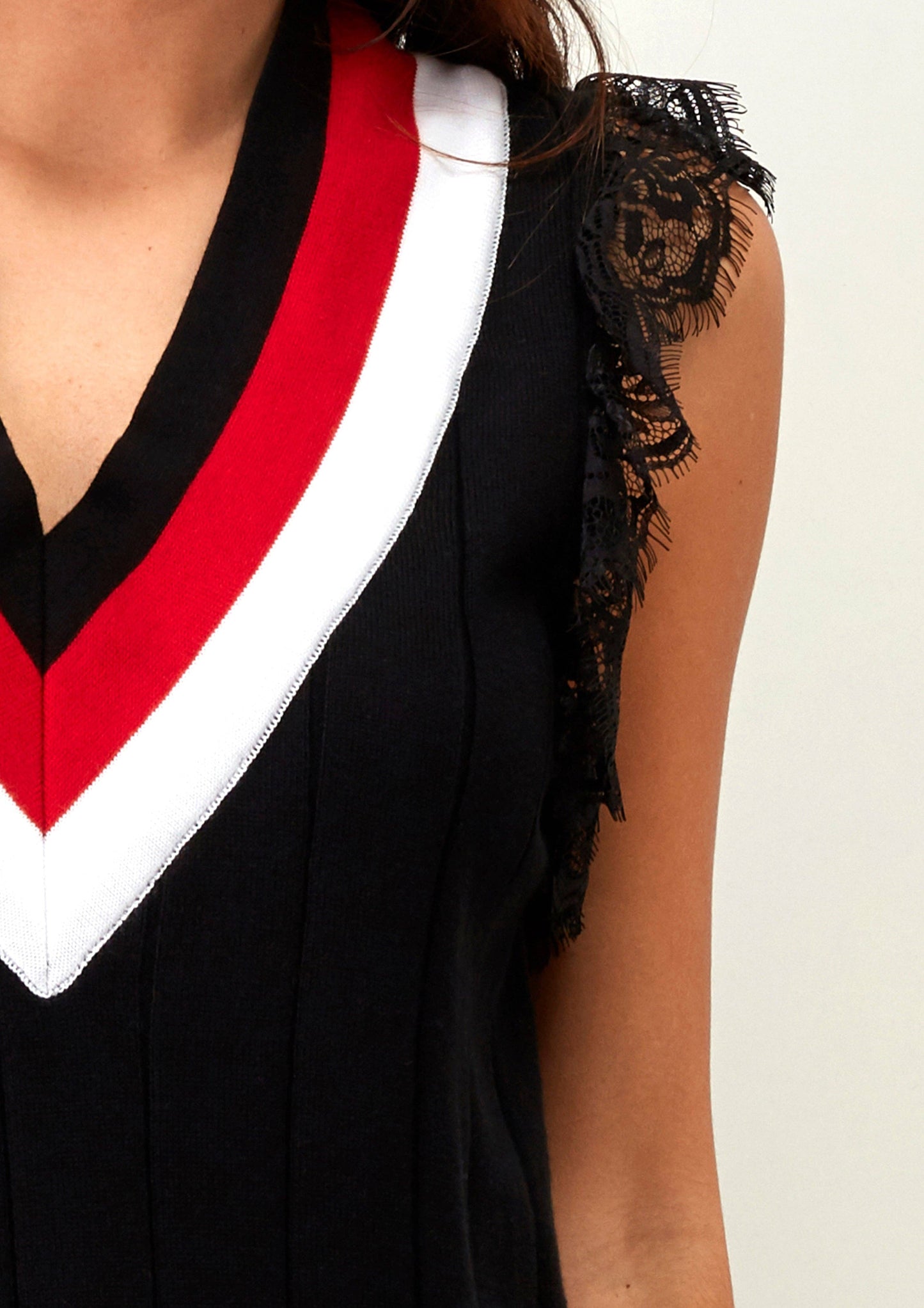 Top con scollo a V e volant in pizzo