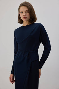 Abito lungo blu navy con drappeggio e cintura