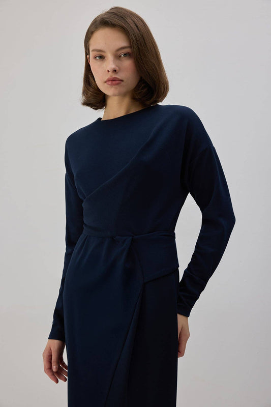 Abito lungo blu navy con drappeggio e cintura