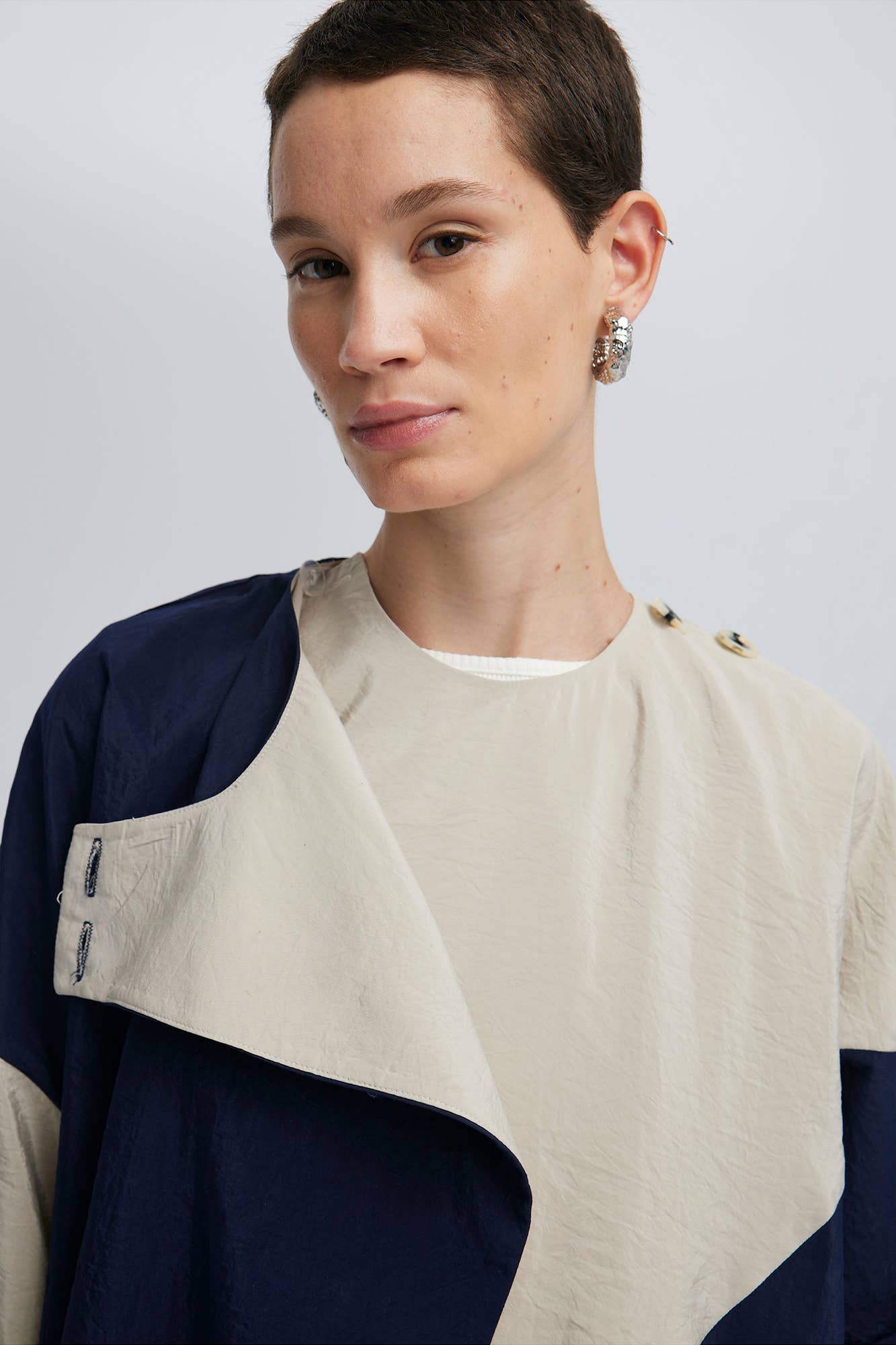 Trench lungo color block blu navy e beige