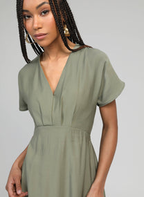 Abito midi verde militare Mekiana con scollo a V