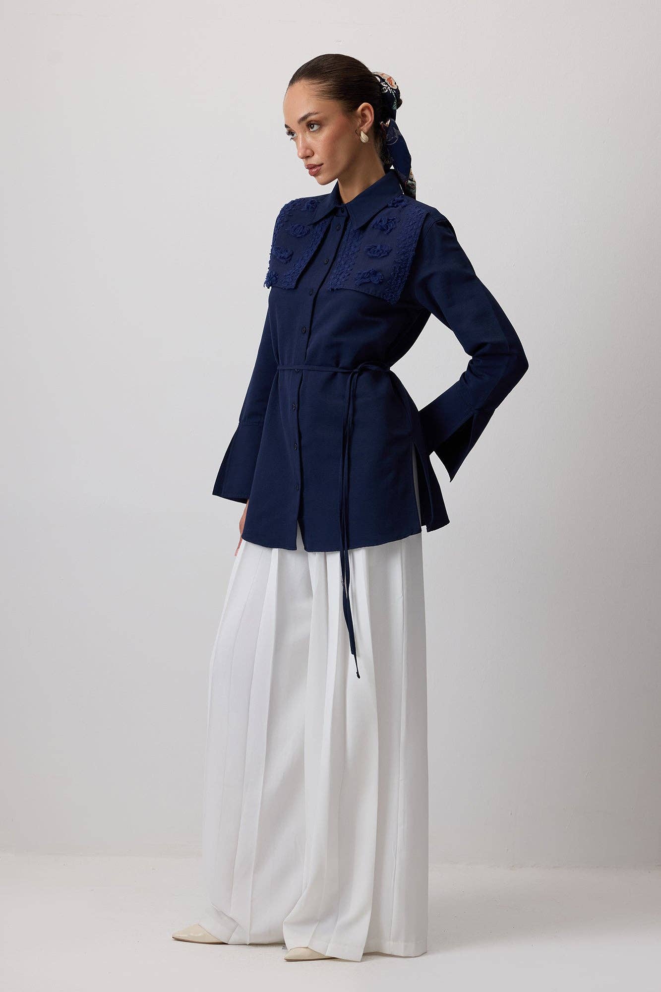 Camicia in lino blu navy con pizzo floreale e cintura