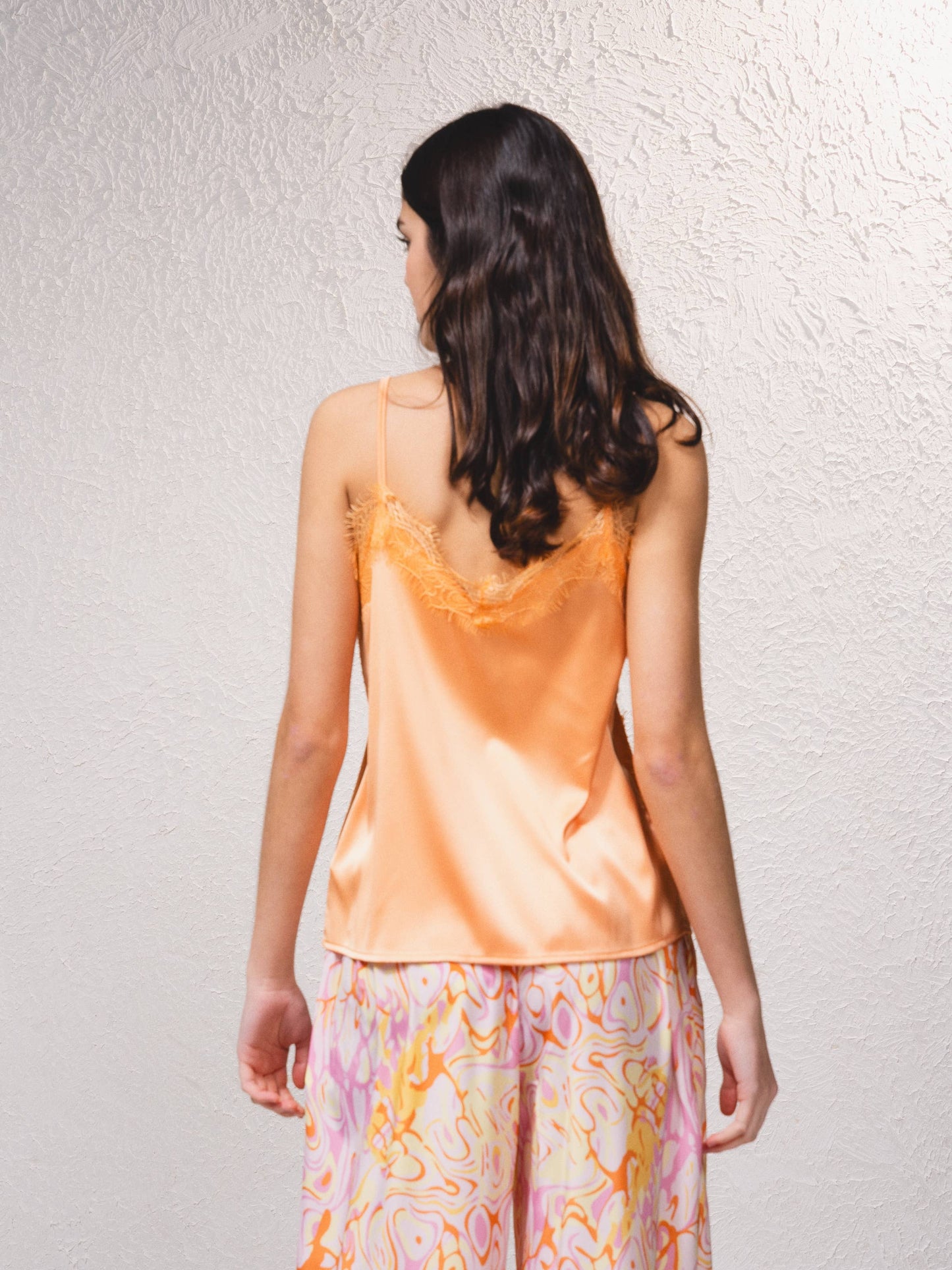 Top in raso con dettagli in pizzo